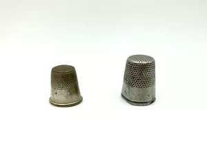 Lot Of 2 Vintage Thimbles - Brass & 19th Century Steel Topped - Picture 1 of 5