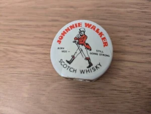 Vintage Johnnie Walker Keramik Optik Abzeichen Etikett Ausgießer Flasche Topper - Bild 1 von 7