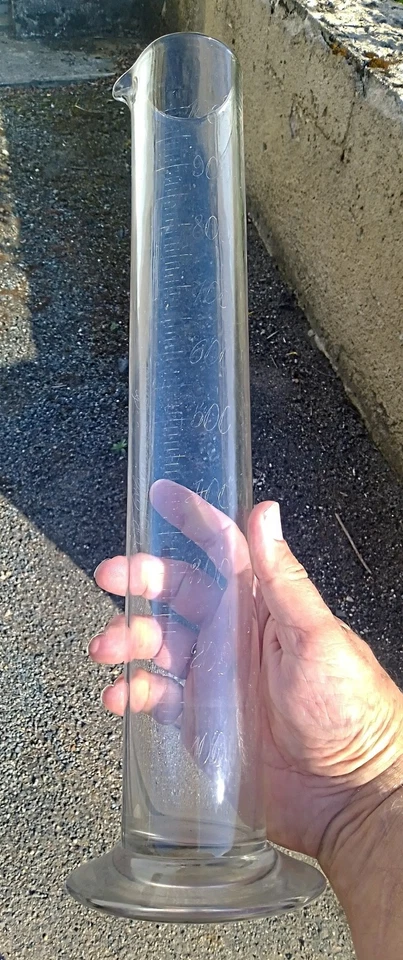 ANCIENNE EPROUVETTE A BEC EN VERRE SOUFFLEE GRADUEE ET SIGNEE XIX ème - Photo 1/4