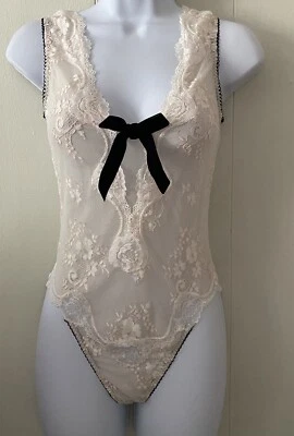 Body Victoria's Secret Tanga Encaje Marfil Negro Terciopelo Detalle Cinta Talla Pequeña Foto 1 de 4