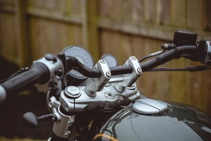 Royal Enfield Super Meteor 650 - TEC Bar Riser Kit - Picture 1 of 5