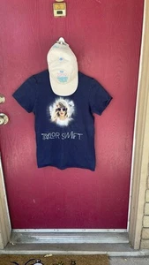 Taylor Swift 2 Tshirts 1 Mütze 1989 World Tour T Shirt REPUTATION Tour Tshirt - Bild 1 von 10