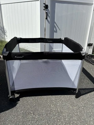 Joovy Room² Large Portable Playpen with White Sheet & Black Carrier Bag - Image 1 of 4