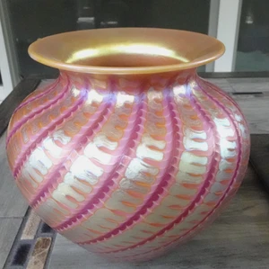 Signed 1993 Lundberg Studios Art Glass Fuschia Gold Aurene Zipper Vase - Picture 1 of 12