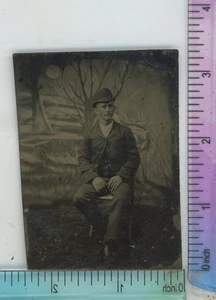 Sombrero de bombín tipo ferrotipo hombre sentado - Imagen 1 de 2