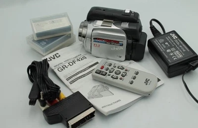 JVC GR-DF420EK Mini videocamera DV F1.2 obiettivo asferico argento scatola un nastro - Immagine 1 di 4