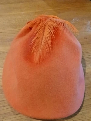 Sombrero 100% Lana Naranja Con Plumas Glamores Fieltros NY TALLA. 7 Foto 1 de 4