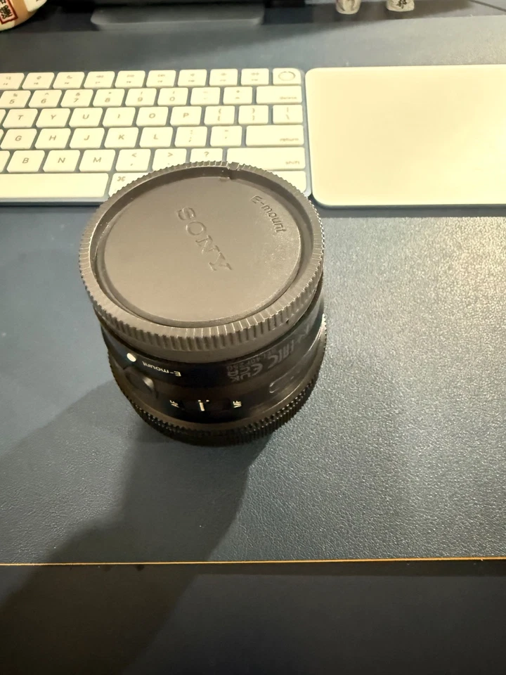 Lente Sony estándar de longitud focal única FE 40 mm F2,5 G G montura E SEL40F25G Foto 1 de 4