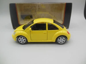 Maisto 31975 VW Volkswagen new Beetle in Primrose Yellow 1:25 scale - Picture 1 of 13