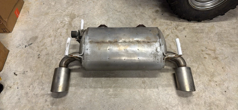 Silenciador traseiro Infiniti G37/Q60 2008-2015 - Imagem 1 de 1