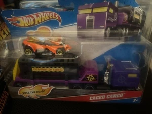 Hot Wheels Caged Cargo Rule The Road Exterminator Service Hauler Truck & Car - Picture 1 of 4