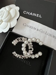 NWT!  RARE! Beautiful 23P CHANEL CC Logo Signature Silver Crystal Pearl Brooch