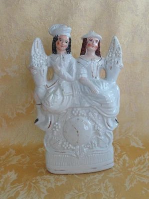 Antiguo reloj de hombre pobre de Staffordshire - dos figuras Highland con vid fructífera Foto 1 de 4