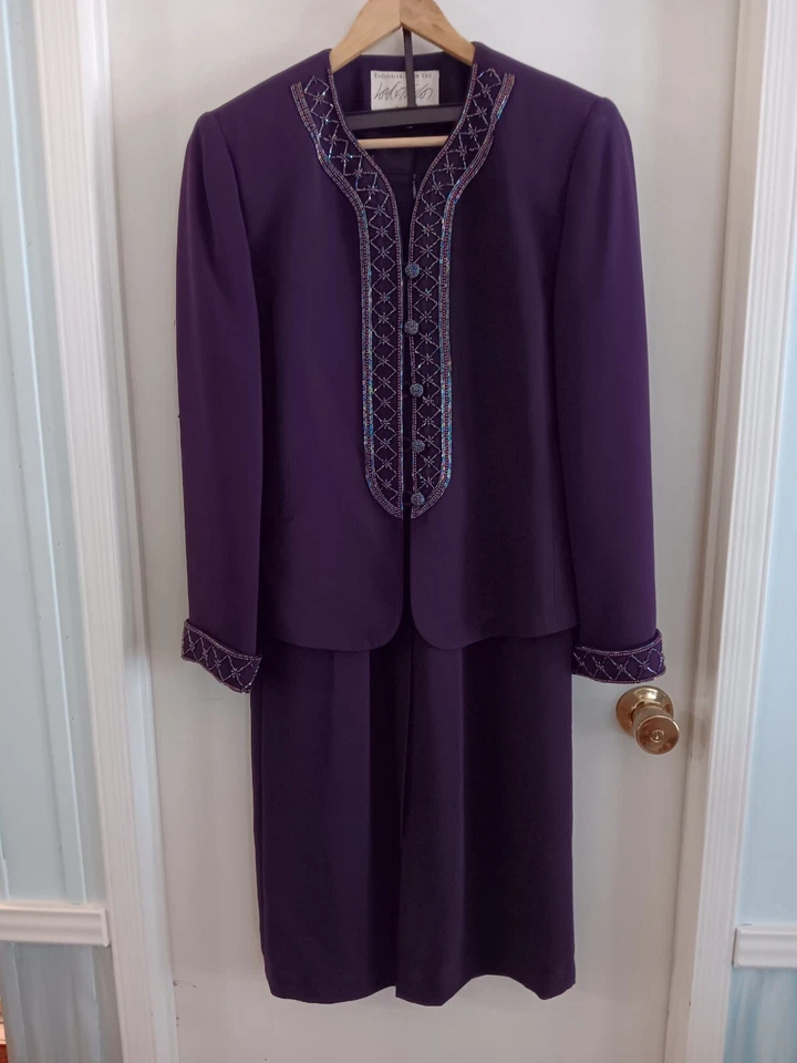 Traje formal para mujer: chaqueta con cuentas y falda larga en morado profundo Foto 1 de 1