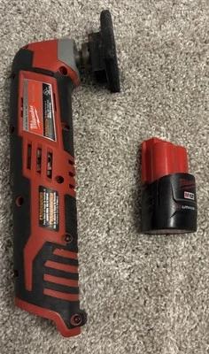 Multiherramienta inalámbrica Milwaukee 2426-20 12 voltios de iones de litio usada con batería Foto 1 de 4