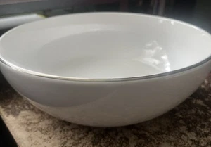 Pier 1 Imports Grande Blanco 12" Porcelana Platino Borde Servir Cuenco para Servir - Imagen 1 de 7