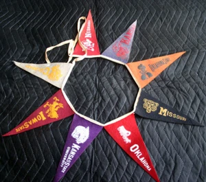 Mini banderines de fieltro vintage grandes 8 mascotas de conferencia en cuerda años 60 - Imagen 1 de 5