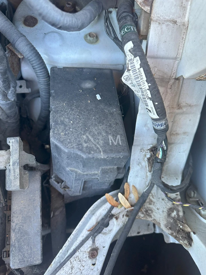 13 14 15 16 17 18 19 20 21 NISSAN NV 200 Engine Fuse Box — 第 1/1 张图片