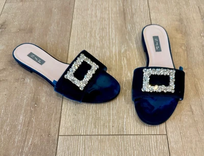 Sandalias de terciopelo SJP by Sarah Jessica Parker Grace talla 8,5 pedrería RARAS Foto 1 de 4