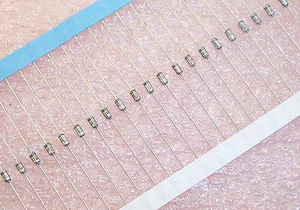 QTY (100) 1N5232B MOTOROLA DO-35 5.6V 1/2W 500mW DIODI ZENER - Foto 1 di 3