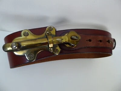 Cinturón de castidad vintage de cuero marrón grande con cierre de latón XS Foto 1 de 4