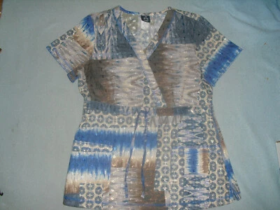 Blusa Médica Barco Uniform para Mujer Cuello en V Talla M Azul Gris con Corbata Foto 1 de 2