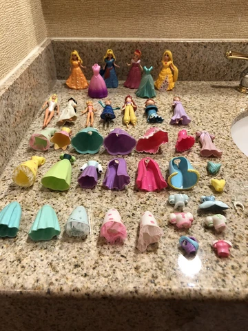41 Pieces- 4- Little MagiClip Princess Dolls And Much More See Pics Cover