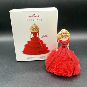 Hallmark 2018 Holiday Barbie #4 adorno de recuerdo vestido rojo rubio NUEVO - Imagen 1 de 5
