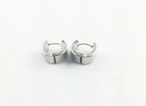 Pendiente pequeño perforado unisex material acero inoxidable estilo aro - Imagen 1 de 5