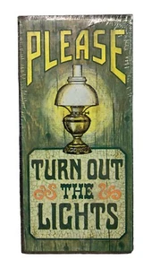 Vintage 1970s Wallace Berrie Wall Plaque Sign 7" x 3" Please Turn Out The Lights - Imagen 1 de 6