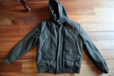 Chaqueta aislante grande con capucha frontal cremallera COOGI de lana verde oliva oscuro Foto 1 de 4