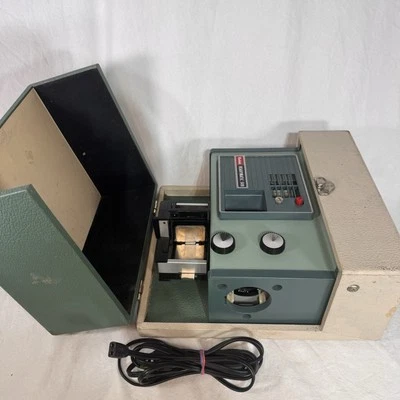Vintage Kodak 500 Slide Projector Model 1 With Hard Case & Power Cord ~POWERS ON - Image 1 of 4
