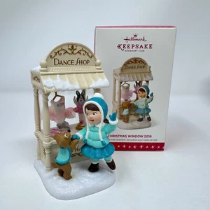Hallmark Keepsake Ornament 2016 Exclusivo para Miembros Tienda de Baile Navidad Ventana Perro - Imagen 1 de 12