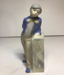 Rex Valencia Man Leaning On Wall Holding Hat Behind Back Figurine 5 3/4 Inch - Picture 1 of 12