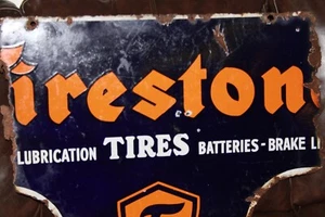 ESCASO DISTRIBUIDOR DE NEUMÁTICOS FIRESTONE AÑOS 30 2 CARAS PORCELANA LETRERO SERVICIO PETRÓLEO GAS - Imagen 1 de 11