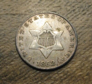 Moneda de plata de tres centavos de EE. UU. 1852 serie 1 gran atractivo visual y tonificación espejada - Imagen 1 de 9