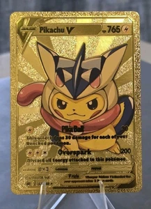 Pokémon Pikachu V 765hp Gold Foil Fan Art Collector Card TCG Greninja Poncho - Bild 1 von 2