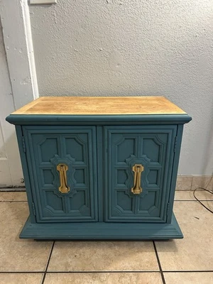 Mesita de noche vintage de reliquia mesa de madera maciza Foto 1 de 4