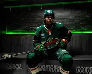Foto de hockey Brock Faber Media Day vestuario Minnesota Wild 8x10 NHL - Imagen 1 de 1