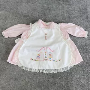 Vintage Nannette Kleid mit Schürze Baby Mädchen 3-6 Monate rosa bestickt Spitze - Bild 1 von 10