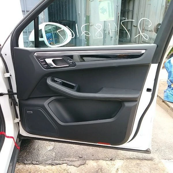2015 2016 2017 2018 2019 2020 Porsche Macan right front door trim panel Foto 1 de 4