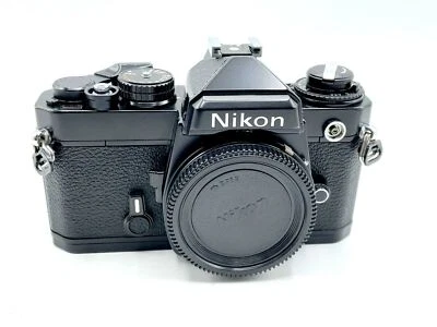 Cuerpo de cámara fotográfica Nikon FE SLR; elección de color cromo y negro - muy bonito Foto 1 de 4