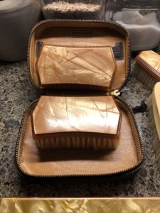 Pennelli vintage oro/giallo lucite per vanità e custodia in pelle nera - Foto 1 di 5