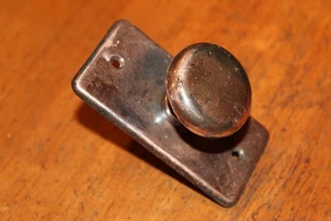 Antico pomello e piatto da dispensa piccolo placcato rame 1-1/2" restaurato W-43 - Foto 1 di 5
