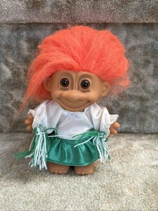 Vintage Russ Troll Puppe Sport Cheerleader orange grün/weiß Bommeln Uniform 4 Zoll - Bild 1 von 5