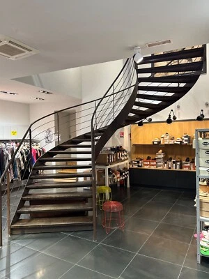 escalier ancien en métal finition rouillé. Forme colimaçon. Marches en bois. - Photo 1/4