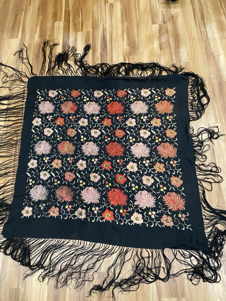 Antiguo chal de piano bordado de seda negro y rojo hecho a mano Manton de Manila grande Foto 1 de 4