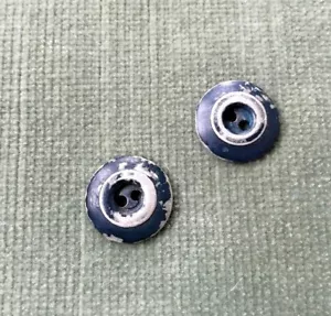 Paar Vintage blau lackiertes Metall 2 Loch Knöpfe 1,6 cm - Bild 1 von 4