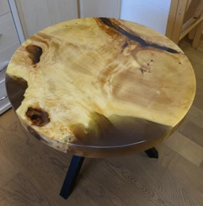 Designechtholz-Tisch mit effektvollen Vergussbereich mit farbigem Epoxidharz - Bild 1 von 3