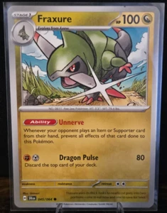 Pokémon TCG - Fraxure - 45/64 - Favola Avvolta - Foto 1 di 2